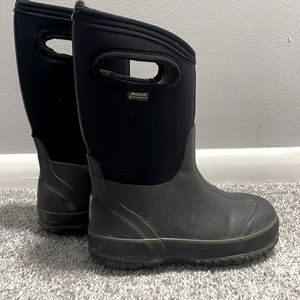 Black winter kids bog boots